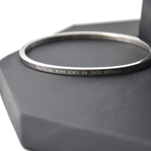 Bracelet-Jonc-Fin-Acier-Argente-avec-Message-Parfaite-avec-Plein-de-Jolis-Defauts