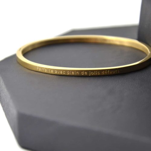 Bracelet-Jonc-Fin-Acier-Dore-avec-Message-Parfaite-avec-Plein-de-Jolis-Defauts