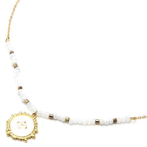 Collier-Chaine-Perles-Blanches-avec-Medaille-Email-Contour-Acier-Dore