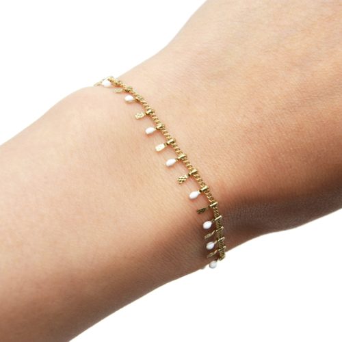 Bracelet-avec-Pampilles-Relief-Carreaux-Acier-Dore-et-Perles-Email-Blanc
